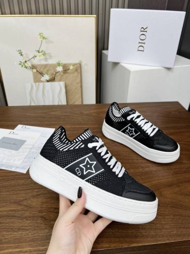 这款 Dior Star厚底运动鞋来自Dior Vibe限定系列，经久不衰的设计别具一格。采用白色网眼织物精心制作，侧面饰以黑色 Cd 标志和星星图案，鞋舌点缀