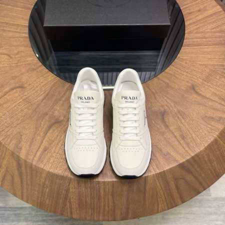 prad*普拉达春夏新品男士高端运动鞋，这款运动鞋时尚百搭，简洁现代，融合运动风格和精致细节。选用进口牛皮材料拼接科技布打造，搭配橡胶鞋底，鞋舌压印字母徽标，简 - 点击图像关闭