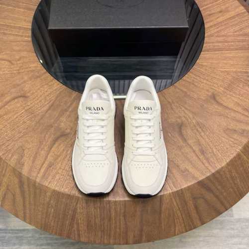 prad*普拉达春夏新品男士高端运动鞋，这款运动鞋时尚百搭，简洁现代，融合运动风格和精致细节。选用进口牛皮材料拼接科技布打造，搭配橡胶鞋底，鞋舌压印字母徽标，简