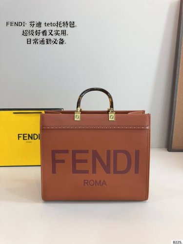 芬迪 Teto 托特包 时髦拿捏住啦 不显老气好好搭啊 而且貌美气质加成好高的呀～ 爱死了这份从容优雅尺寸：35*14*29Cm