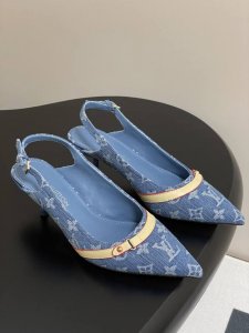 25Ss春夏新款 Louis Vuitton 25 Lv 6Am 露跟凉鞋 樱花系列 尖头搭扣 细跟 高跟鞋 鹰嘴小尖头搭配镂空皮条小方扣可调节松紧， Lv五金