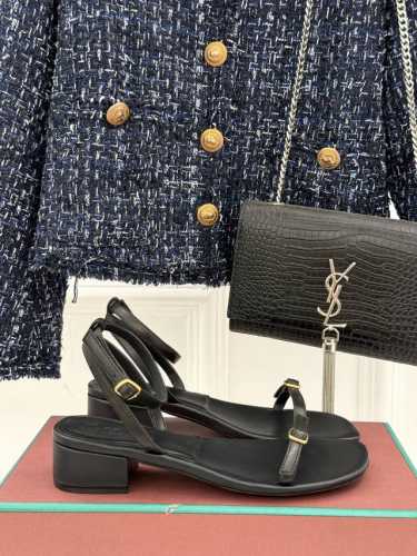 厂价 Loro piana Lp 经典复古绝美 一字带粗跟凉鞋 简约即时髦 松弛的高级感 感受夏日感高级穿搭~ 面料采用原版定制皮料 内里垫脚均为混种羊皮 意大