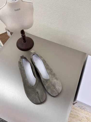 平底分趾 奶奶鞋 Mm6 Maison Margiela 高丝光牛反绒皮 大热时尚风格 灰色 Mm6 Maison Margiela的实验性从功能主义的解构美学
