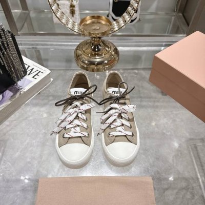 出厂 Miu Miu 缪缪 25Ss春夏新款 复古 休闲鞋 本季Miu Miu延续了该风格推出了专属款，整体鞋型线条简约＋轻薄鞋底设计，配色大胆时尚~相信还会