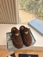 所见即所得G036最新系列！Prada 普拉达博肯面包鞋2025春夏新款厚底凉鞋 三角扣面包包头半拖鞋 最新走秀系列 经典升级 舒适度与时髦度并存 每个颜色搭配