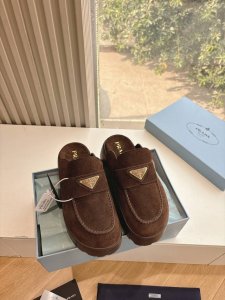 所见即所得G036最新系列！Prada 普拉达博肯面包鞋2025春夏新款厚底凉鞋 三角扣面包包头半拖鞋 最新走秀系列 经典升级 舒适度与时髦度并存 每个颜色搭配