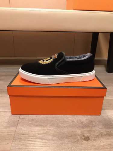 出厂价 GUCCI 古奇 新款男鞋高端品牌，最新時尚休闲男鞋，潮流百搭之款，轻松运动风，鞋面意大利进口头层磨砂皮，绒里 ，加超精细做工。原版个性时尚橡胶耐磨大底