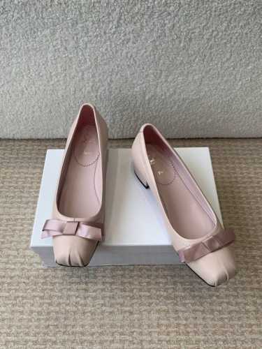 Christian Louboutin 春夏新款红底鞋 姐妹们这次分享的是他家好穿的系列 2025 春夏新款红底鞋实物美到炸裂头 本季设计大胆又性感 上脚直接腿