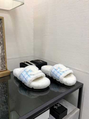 出厂价 高端品质 香家 2024秋冬羊毛拖、爆款来袭 顶级 品质、完美细节、市场最高版本、你值 拥 :Lvu 原版进口高密度发泡大底 进口皮毛一体羊毛进口香家布