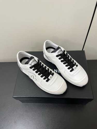chanel 小白鞋｜谁懂月光白的杀伤力25春夏最新款菱格纹复古德训鞋香奶奶最新款25P德训鞋，终于不是老菜翻炒了，新的风格搭配出这款德训鞋，鞋型有点中古复古风