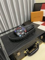 出厂价pp 路易威登Lv拖鞋 高端牛皮 专柜1 1时尚风范 夏季必备 设计师运用了Lv 标志性的大底 使得原本简单的拖鞋立刻变得潮范十足 鞋面采用柔韧的专用牛皮