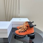 Dior 2024系列新品这款 C ' est Dior 运动鞋彰显醒目而时尚的风范。精心制作，细节也增添一丝优雅气质。轻盈的双色 Dior 鞋底舒适非凡，彰显