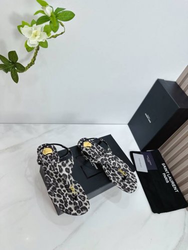 出厂 Saint Laurent圣罗兰25Ss 超火的凉鞋 单鞋专柜同步上新 各大明星网红纷纷上脚 款式时髦百搭 简约又高级 把优雅做到极致 上脚女神范爆棚 1