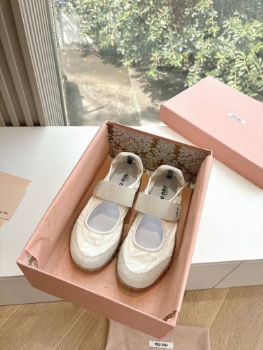 G08所见即所得 升级原版开模 正确版MiuMiu 缪缪 25ss 春夏新款 饼干鞋 阿甘鞋休闲运动鞋miumiu最新爆款玛丽珍魔术贴单鞋前卫大胆的设计，Miu