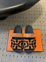 Herme* 爱马仕 oran系列H拖鞋顶级上新 每年必备的H拖今年还加了新色，美到无法言喻 绝好的穿着舒适感可是经典必备，各种风格搭配都Hold的住！材质：进