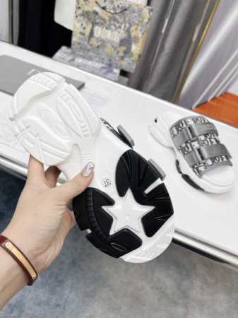 tpu大底出厂价P 。 Dior迪奥高版本拖鞋，Tpu大底。 新品经典款代购级别品质国外专柜爆款厚底凉鞋 鞋面内里：原版定制特殊电绣材料， 鞋底：原版开模1 - 点击图像关闭