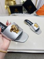 工厂P价 女装女鞋 运动原单 码数：35-44 43--44订做 范思哲新款扣平底粗跟拖鞋，告别单调，告别粗燥，美丽与舒适兼得，时尚与潮流并进，让人一见钟情。