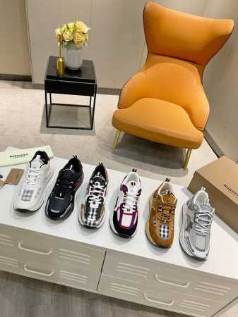 元。Burberry博柏利2023最新爆款低帮运动鞋出货，精选小牛丝绸皮、麂皮和网眼材质打造。鞋跟处亮眼装饰品牌徽标，鞋跟处绣有专属标识装饰。采用加高弧形鞋底设 - 点击图像关闭