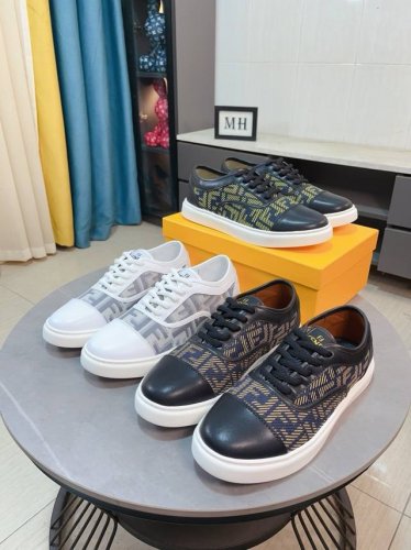 出厂价p Fendi 芬迪经典舒适男士，这款复杂的运动鞋是由柔软的小牛皮真皮内里原版超轻橡胶材质粗纹大底 这种独特的轻薄风格适合这个季节的随意而精致的感性，上脚
