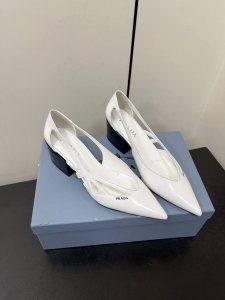 Prada 25ss 早春新款绝美尖头跟鞋 时尚界久违的极简之美经典时尚配色 毫不费力的优雅风来袭 时髦 精致 绝美 包头尖头 开边珠外穿时尚气质简约新款日常拖