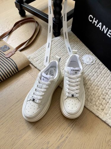Chanel 厚底饼干小白鞋 顶级版本！ 小个子福音 上脚秒变170 非常百搭好看！鞋面原版小牛皮 内里定制羊皮 原版防滑大底！ 码数：35-41 定制不退换