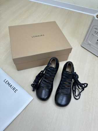 平底 绑带单鞋 两穿 Lemaire 来自法国巴黎 设计师品牌 女鞋 头层牛皮 真皮包跟 档次满满 黑色 绑带设计 将肌肤分割成块面，有着若隐若现的魅力。 弹力 - 点击图像关闭