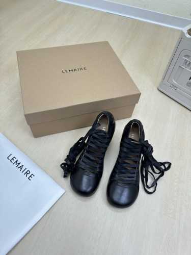平底 绑带单鞋 两穿 Lemaire 来自法国巴黎 设计师品牌 女鞋 头层牛皮 真皮包跟 档次满满 黑色 绑带设计 将肌肤分割成块面，有着若隐若现的魅力。 弹力