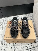 男+10 Miumiu 缪缪 25 最新 G027Miu Miu X New Balance联名款运动鞋 2025早春发售前先近赏同样是在十月的巴黎时装周，又被