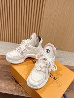 橙子出厂价p louis Vuitton 路易威登 Lv新配色 休闲老爹鞋 弓形运动鞋 饰扣款# 不断的新品系列加入了更多配色细节 少女心爆棚 尽显青春活力 日