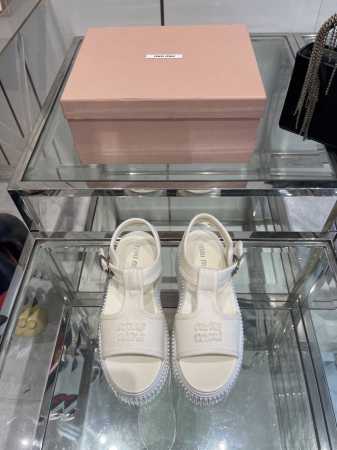 miumiu缪缪 春夏新品走秀款饼干凉鞋 厚底鞋 简约的运动板鞋设计 极具辨识度的鞋舌 打造佛系甜美的休闲风 上脚气场十足随意搭配 长裙，短裙，短裤，穿出与众不 - 点击图像关闭