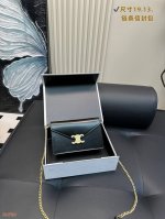 赛琳Celine新款 Woc链条包炒鸡好看值得拥有 Celine新款Woc链条包，简约通勤，不管夏天冬天，随便一斜挎都非常好看！尺寸19.13