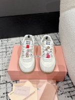 Miu Miu繆繆 25 Prelude 系列 Tyre 阿甘 休闲 运动鞋 Tyre运动鞋灵感来源于汽车轮胎的设计。橡胶材质的外底加上流线型设计，结合了优雅和