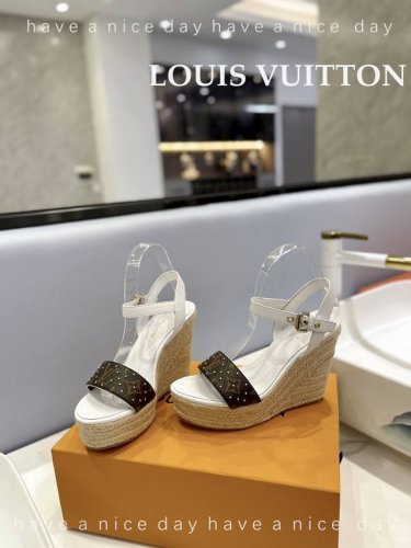 出厂 Loui& Vuitto&路易威登 法国代购新款驴牌 春夏首选 最新 走秀 款厚底凉鞋 香港原版购入一比一开模 今年的款式比去年增加了老花原素 显得更为大