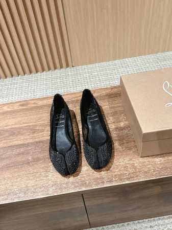 克里斯提 鲁布托联名马吉拉分趾高跟单鞋 Maison Margiela 与 Christian Louboutin 推出首个联名鞋履系列 全新合作以两种互相交融 - 点击图像关闭