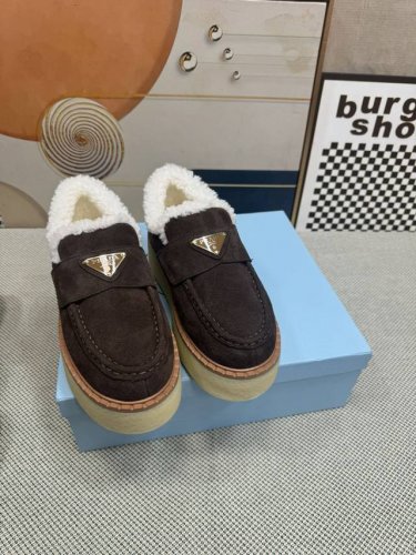 顶级版本 PRADA 普拉达秋冬新款厚底高帮雪地靴鞋这款牛筋底上脚非常舒适，今年非常爆，穿上 增高 休闲两不误，清爽的表现足以表达对鞋子的个个细节的把控， 面料
