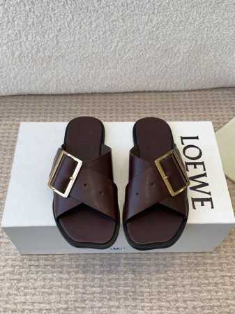 LOEWE 罗意威 25ss 春夏新品 交叉 方扣 拖鞋 疯狂种草简约设计感觉更干净优雅让你念念不忘 颜色也很耐看漂亮，上脚瞬间气质十足气场，简直无敌帅气有型鞋 - 点击图像关闭