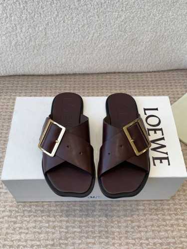 LOEWE 罗意威 25ss 春夏新品 交叉 方扣 拖鞋 疯狂种草简约设计感觉更干净优雅让你念念不忘 颜色也很耐看漂亮，上脚瞬间气质十足气场，简直无敌帅气有型鞋