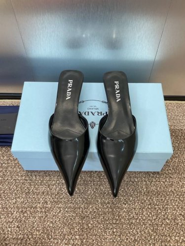 工厂p价p prada 2025 春夏走秀新款低跟尖头女鞋 普拉达明星同款字母跟果冻色穆勒凉拖鞋 材质:鞋面进口开边珠小牛皮 进口真丝面料+水染羊皮内里+意大利