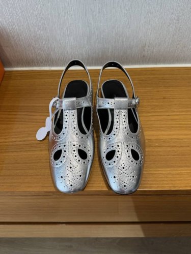 顶级品质 Hermes Ss25 New Arrival～ H家25春夏新品平底后空凉拖鞋 鞋面英伦风雕花工艺，满满的文艺气息～ 造型很慵懒又复古时髦～休闲度假