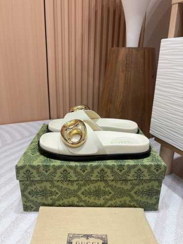 24Ss新款gucc* 船锚链女士凉拖鞋 作为20世纪60年代的标志性设计，船锚链的设计灵感源自繁华璀璨的游艇世界。这款拖鞋采用柔韧皮革匠心打造，考究细节流露优