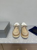 PRADA 普拉达 24ss秋冬新款 厚底休闲 羊毛 乐福鞋 这款运动鞋延续经久不衰的轮廓，是新款经典单品 采用麂皮 精心制作， 提升格调 款式轻盈，搭配三角扣