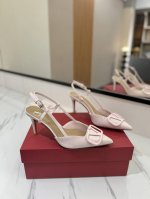 出厂价： Valentino 华伦天奴推出全新凉鞋系列，凉鞋鞋款尖头V扣凉鞋。上脚非常修脚型 重点是很好非常好驾驭 不磨脚不累脚 行走神器！ 金属VLOGO钻扣