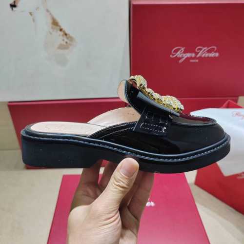 Roger Vivier 225 罗杰维维亚春夏新款花朵钻扣乐福鞋单鞋，亮面漆皮搭配钻扣，一眼被惊艳到仙女们确定不拿下这款绝美玛丽珍单鞋气场妥妥的安排上夏日搭配