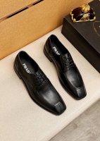 商品商标：Prada 普拉达 商务皮鞋 正码码数: 38-44 45.46订制 商品材料：精选 进口头层小牛皮鞋面，进口水染牛皮内里。强烈立体视觉效果，组合大底