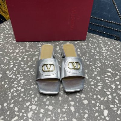 valentino华伦天伦 鞋面：牛皮 内里：羊皮 大底：真皮大底 码数：35-4 .41.42定制 价格p：