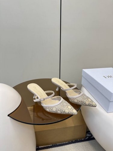 顶级原单 配飞机盒 dior 迪奥 新品猫跟汤钻时尚凉鞋 新品烫钻小猫跟凉鞋 经典的迪奥藤格纹元素 时尚必备款舒适感真的极极好 面料网纱+汤钻 内里采用原单订制
