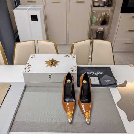 SAINT LAURENT ” SYL圣罗兰 顶级版本25SS众明星网红追捧的电镀性感弯形高跟，大宝石铁头单鞋。SYL 2025官方VIP 贵宾版金花磁铁盒 认 - 点击图像关闭