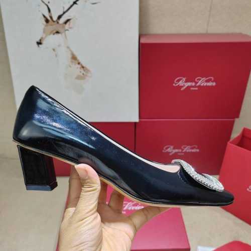 Roger Vivier 225 罗杰维维亚春夏新款Dorsay凉鞋 缎面搭配钻扣，一眼被惊艳到仙女们确定不拿下这款绝美后空凉鞋吗气场妥妥的安排上夏日搭配各种小