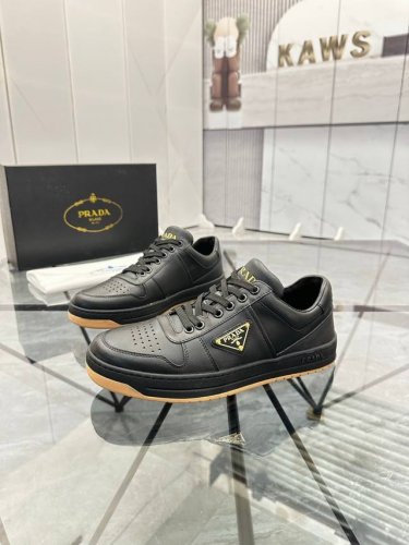 元 38-45 Prada 普拉达新款男士真皮运动鞋，市面最高版本 、欢迎任意对比！原版皮料质感极佳，超上档次！意大利进口胎羊网内里，可拆式垫！奢华用料、精细做