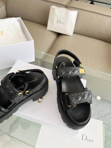 pdior迪奥新品经典款。代购级别品质国外专柜爆款厚底中跟凉鞋 鞋面内里：原版定制材料，鞋底原版开模1.1，大底轻便 码数35-40 41 42可定做